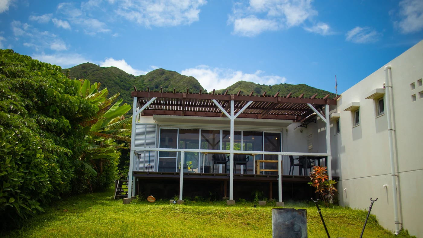 庭とテラスを備えた建物全景
