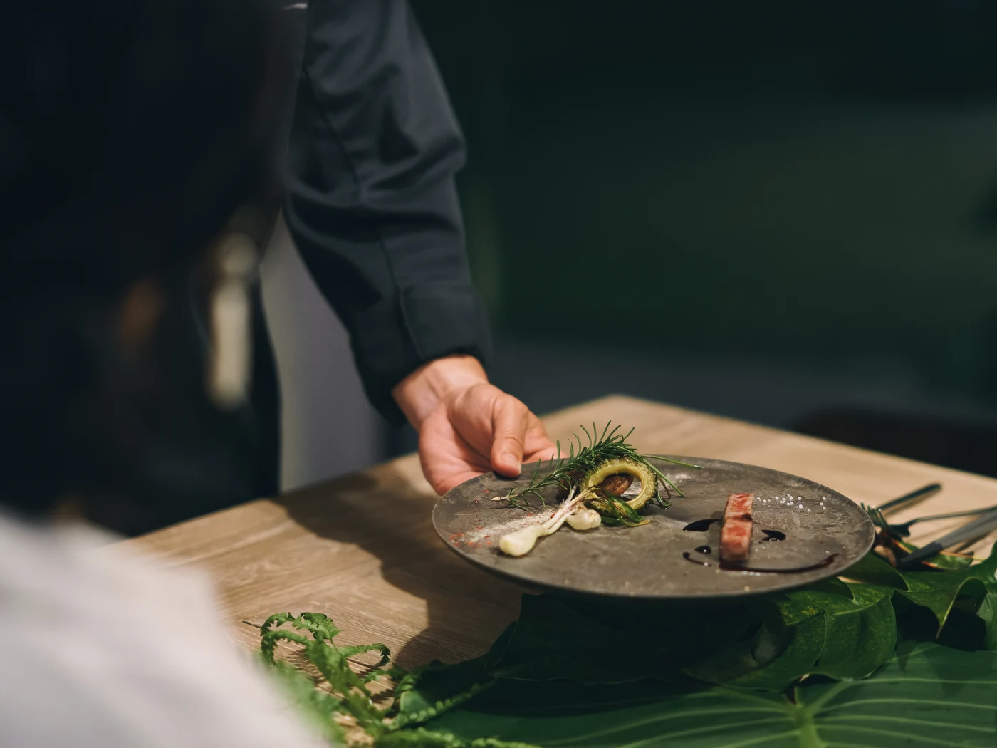 一皿の料理を盛り付ける手元